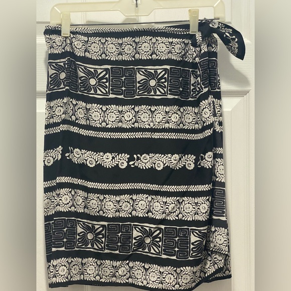 Neiman Marcus black and white floral printed silk wrap skirt. - Picture 2 of 6